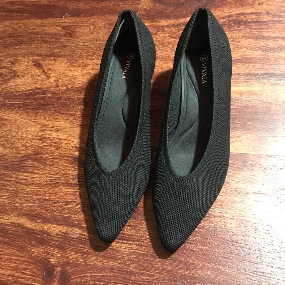 Vivaia black Kitten Heels NWOB EXCELLENT Size 39 / 8.5 RUNS LARGE